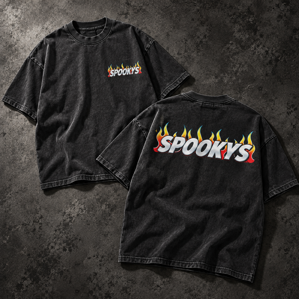 ウォッシュドブラックのTシャツ仮デザイン。前は胸元に小さな炎ロゴ、後ろは背中に大きなSPOOKYSロゴ。AI生成のイメージ。